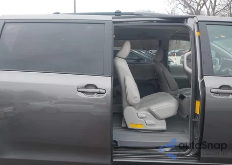 2011 Toyota Sienna Xle V6 z USA, uszkodzony, nr VIN 5TDYK3DC6BS021969